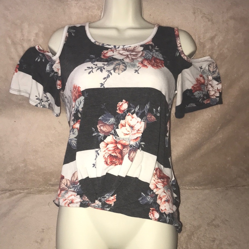 Acting Pro Small cold shoulder top 💕